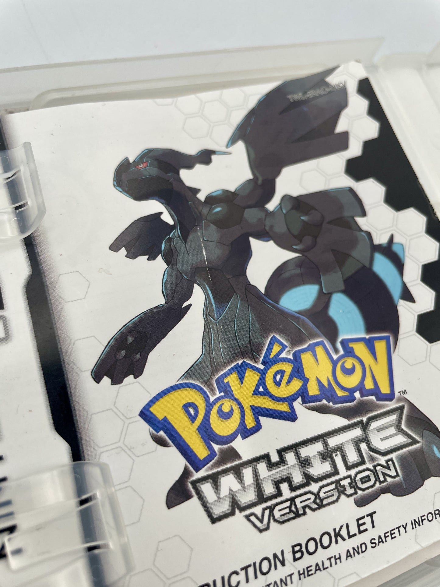 nintendo-ds-pokemon-white-complete close up 2