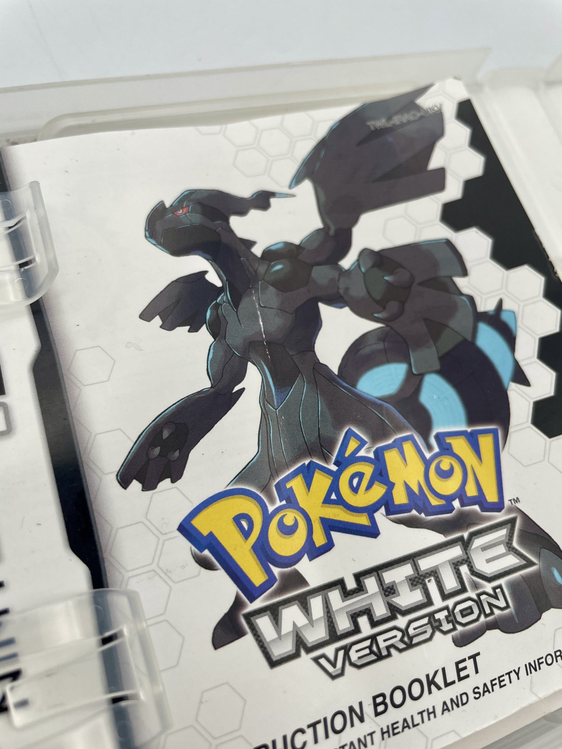 nintendo-ds-pokemon-white-complete close up 2